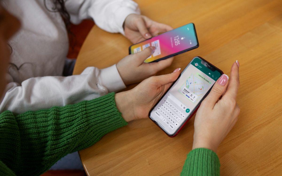 Apple modeļi bez WhatsApp Vecs iPhone uz galda