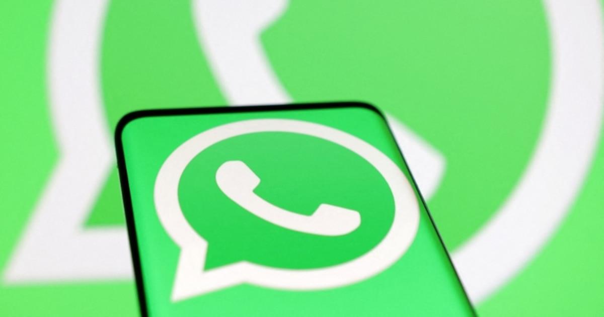 WhatsApp atjauninājums jūlijā Viedtālrunis ar WhatsApp logotipu