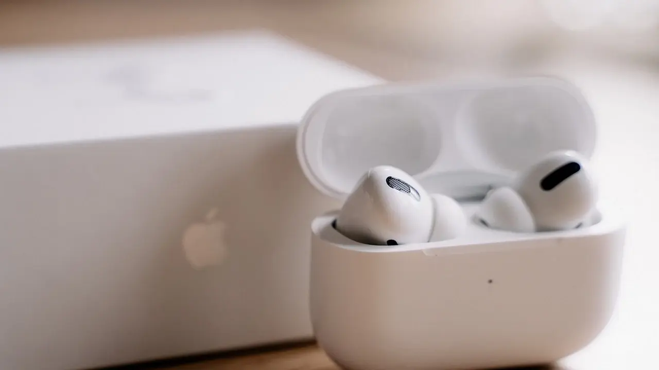 Pagaidām ardievu AirPods Pro ar kamerām: Apple aptur izstrādi