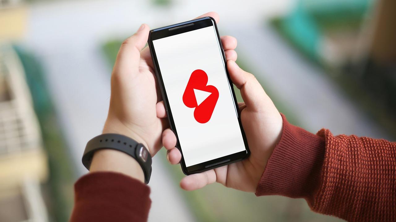 YouTube īsfilmu skatīšanās iPhone ekrānā