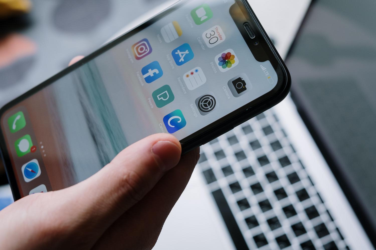 iPhone ekrāna tuvplāns, kurā redzamas dažādas lietojumprogrammas, kas atspoguļo to lietotņu ekosistēmu, kuras pieprasa piekļuves atļaujas.