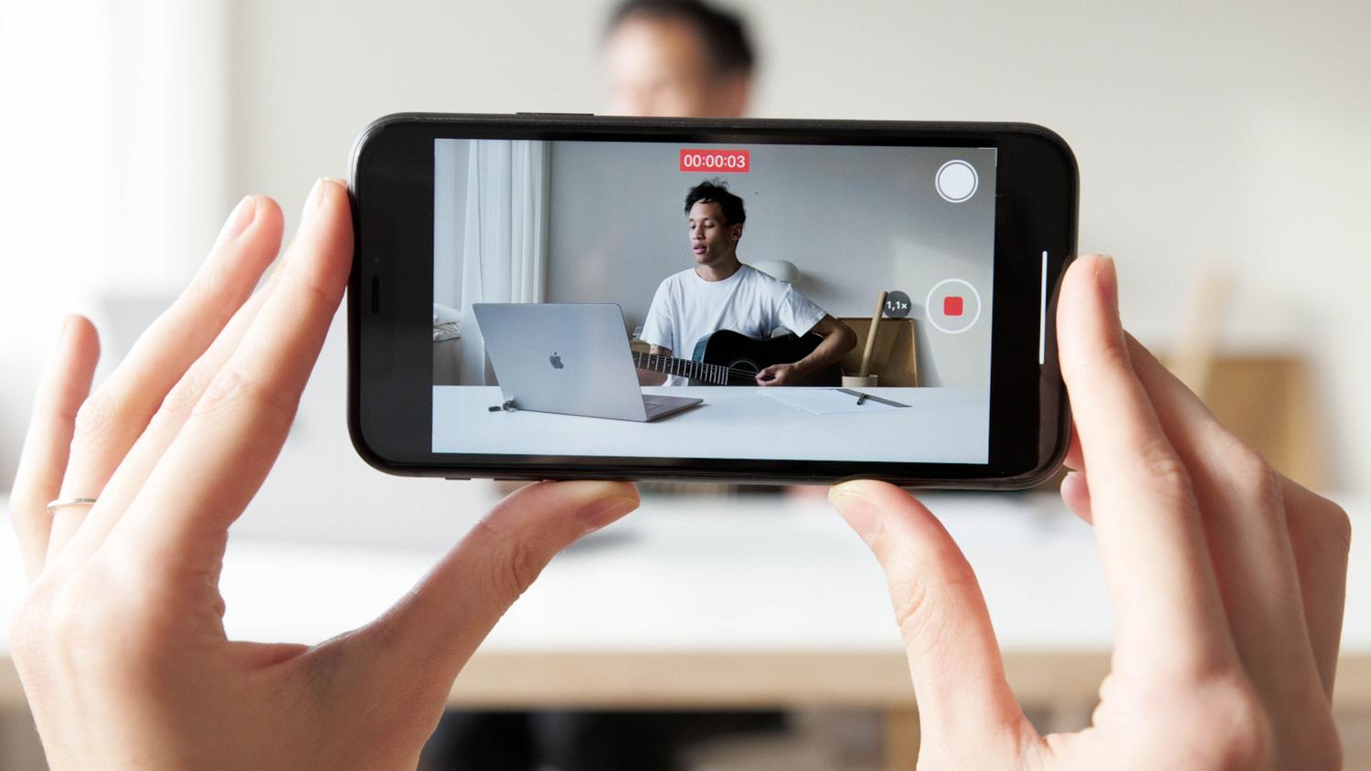 Labākās lietotnes, lai izveidotu videoklipus ar mākslīgo intelektu iPhone tālrunī