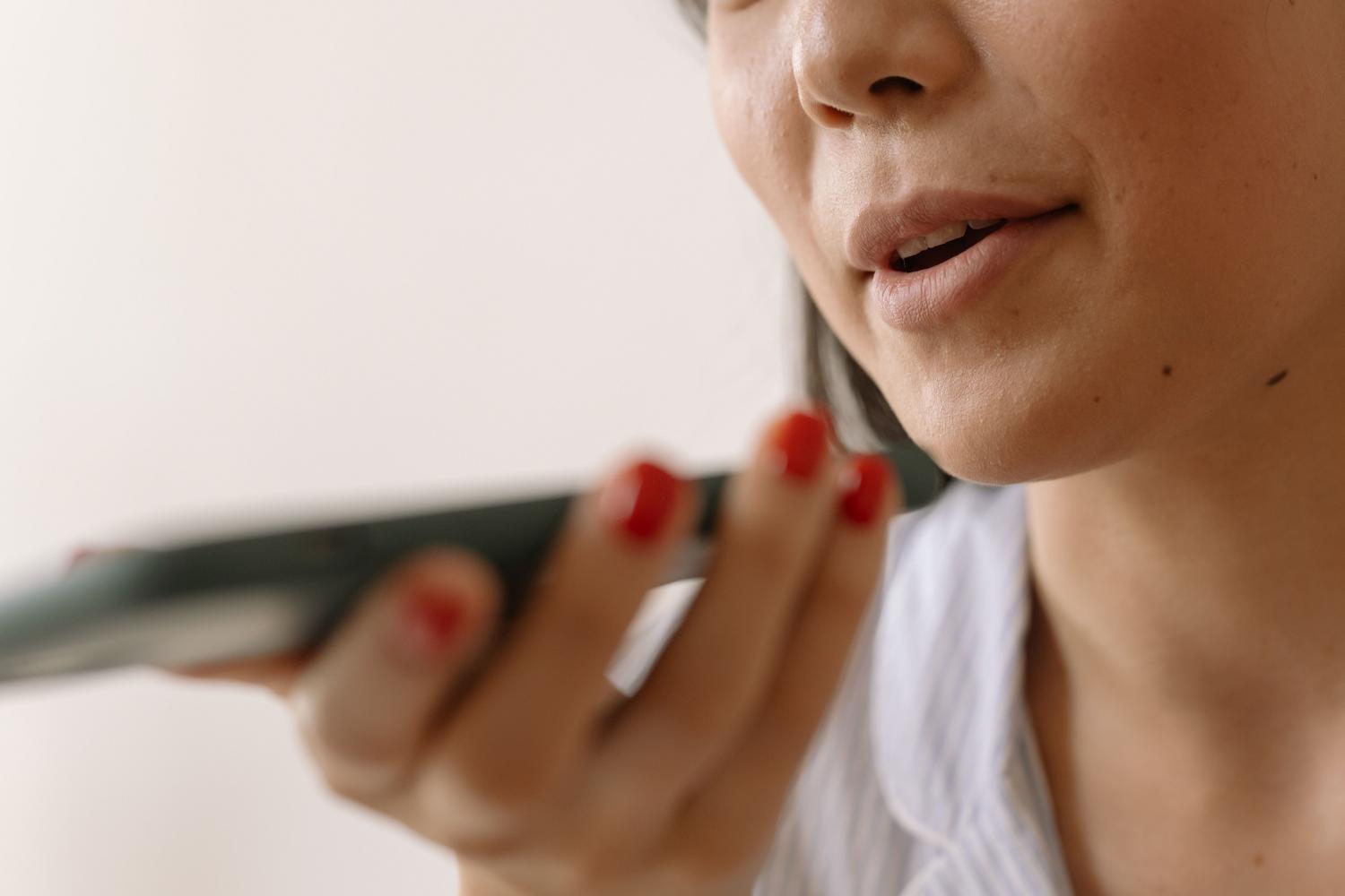 Labākās lietotnes runas pārvēršanai tekstā iPhone tālrunī