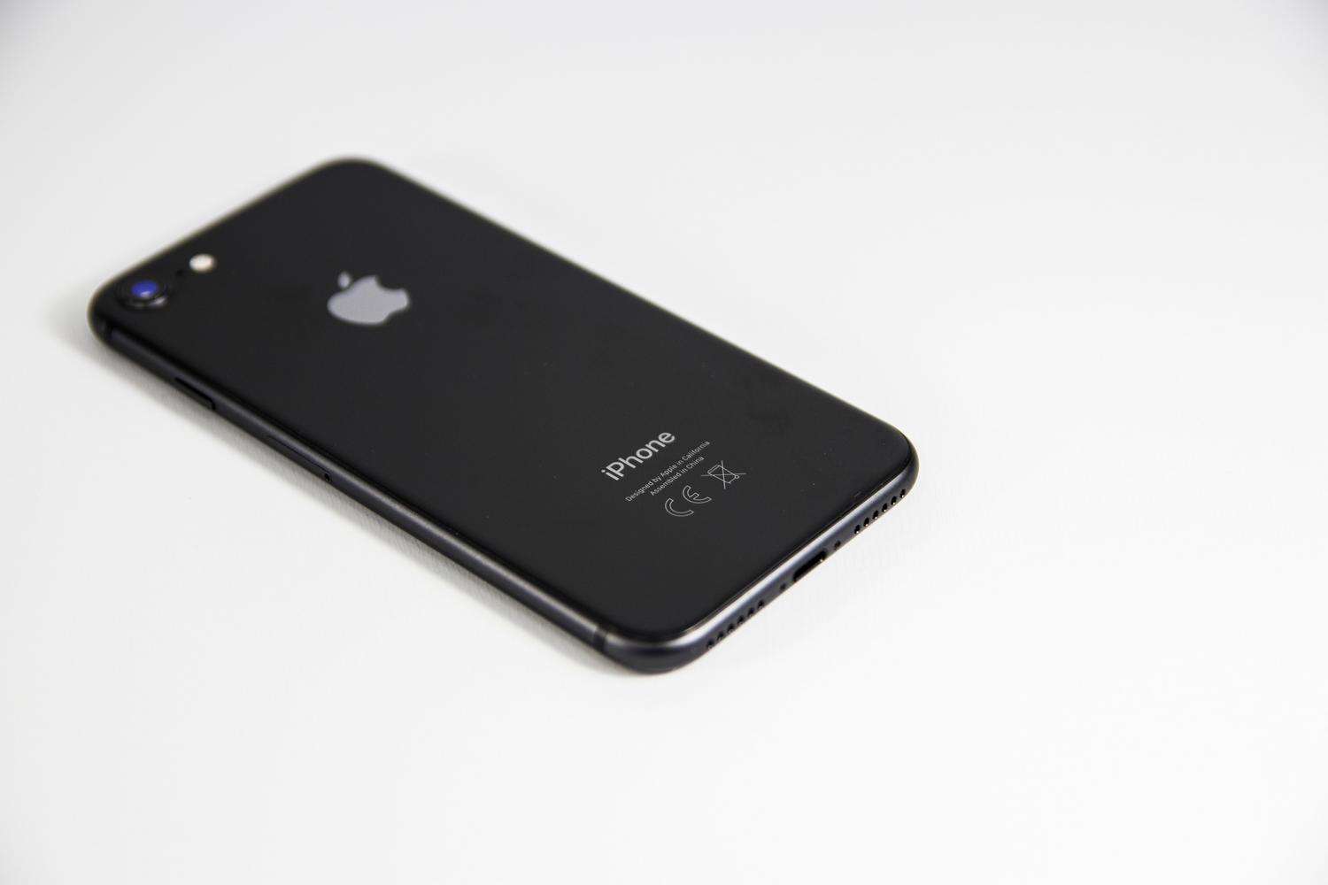 Melns iPhone uz balta fona, minimālistisks un profesionāls attēls tehnoloģiju ceļvedim. Melns iPhone uz balta fona, minimālistisks un profesionāls attēls tehnoloģiju ceļvedim.