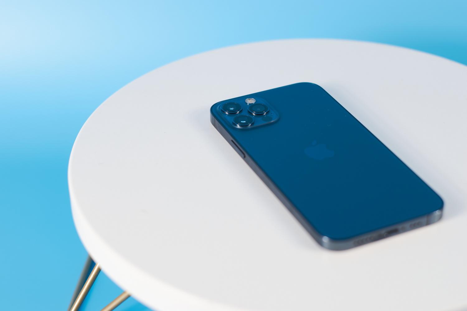 Zils iPhone uz minimālistiski balta galda, kas simbolizē tīru un optimizētu digitālo vidi. Zils iPhone uz minimālistiski balta galda, kas simbolizē tīru un optimizētu digitālo vidi.
