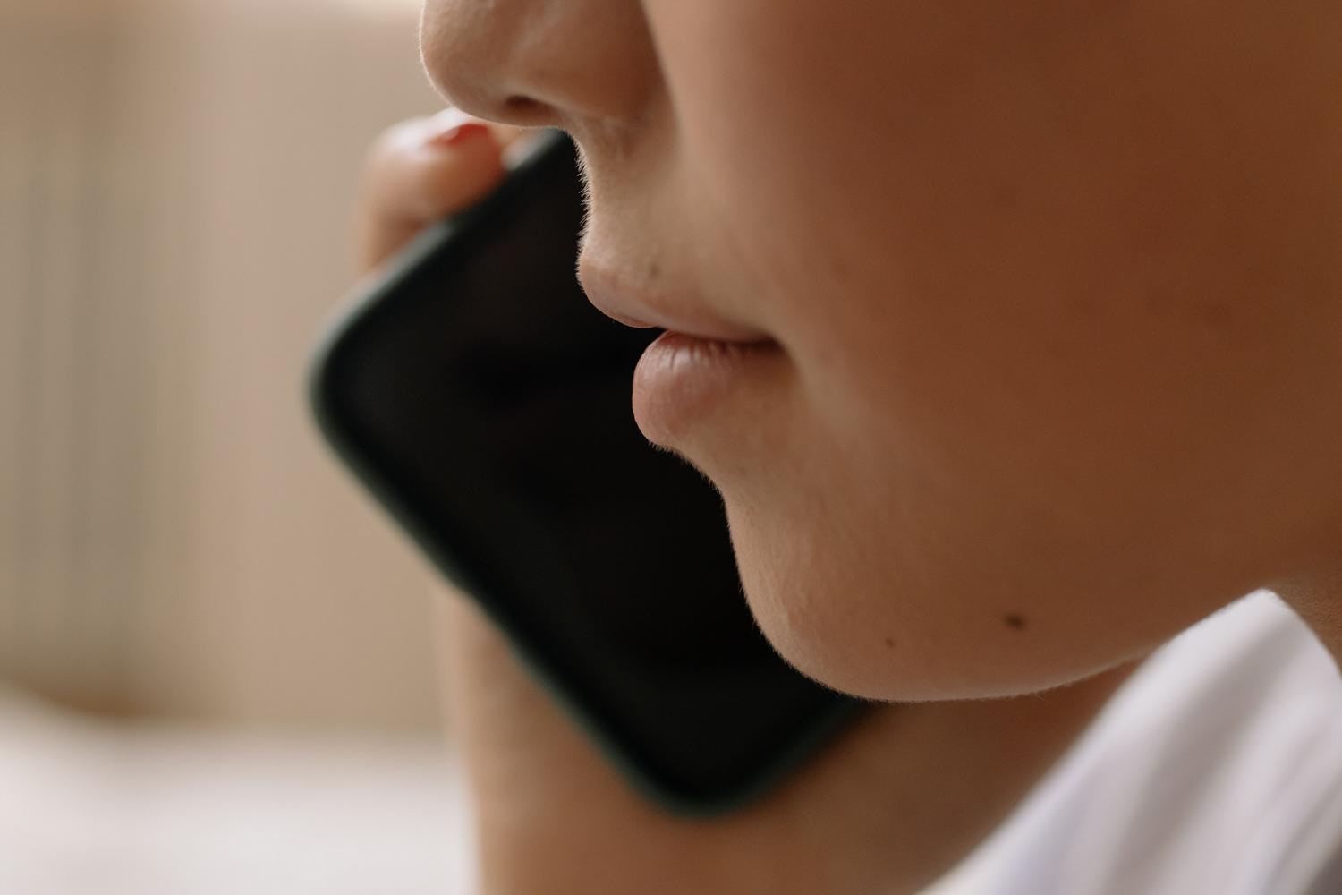 Cilvēka tuvplāns, kurš diktē ziņu, izmantojot mobilo tālruni. Cilvēka tuvplāns, kurš diktē ziņu, izmantojot mobilo tālruni.