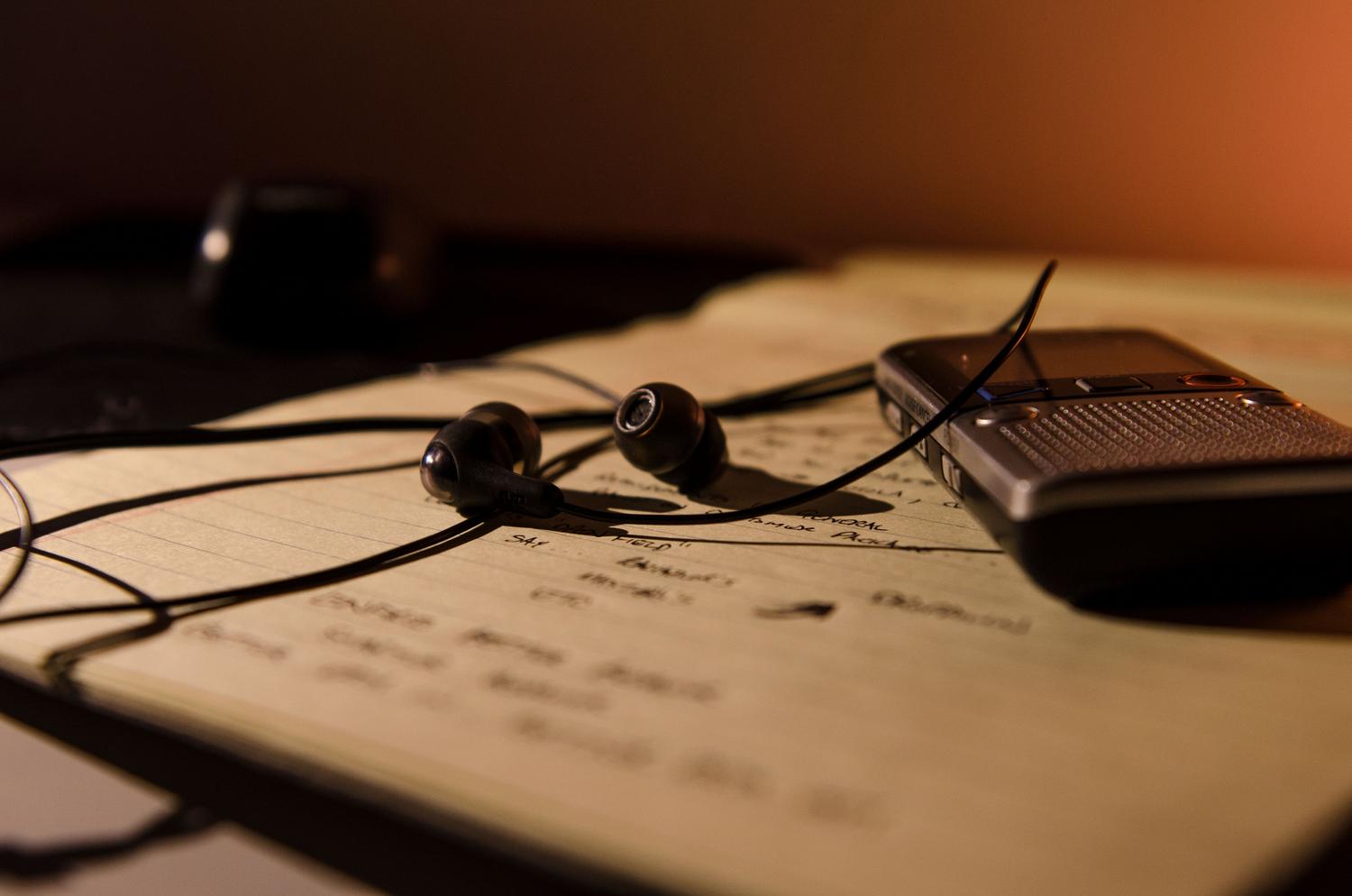 Audio ierakstītājs un austiņas piezīmjdatorā, kas attēlo ideju tveršanu un transkripciju. Audio ierakstītājs un austiņas piezīmjdatorā, kas attēlo ideju tveršanu un transkripciju.