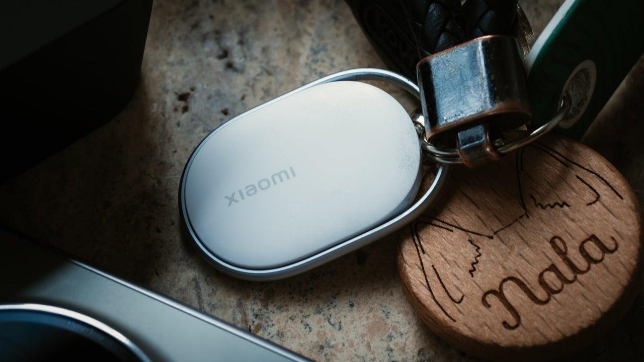 Apple AirTag ar dažiem taustiņiem