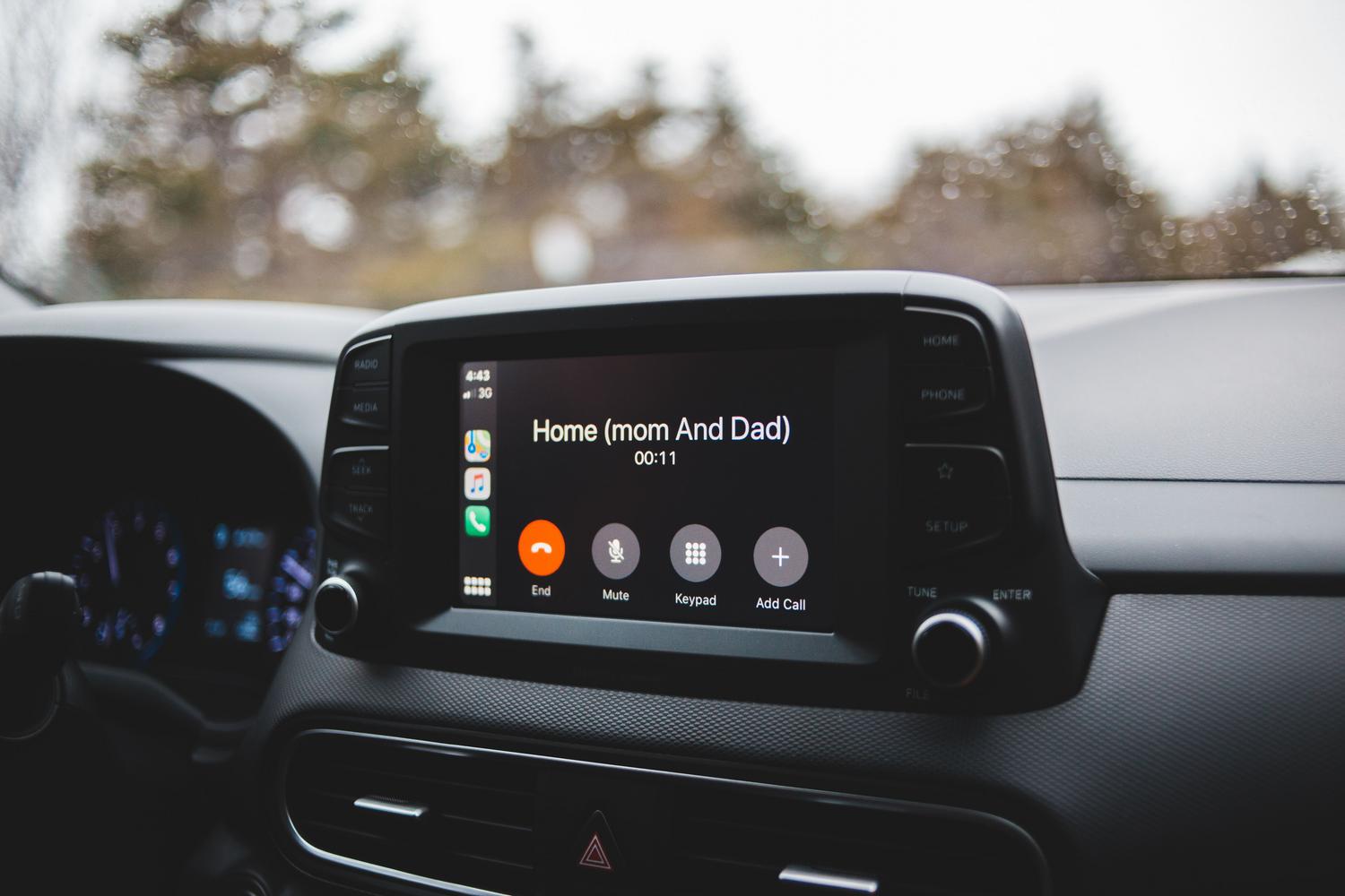Mūsdienu automašīnas multimediju sistēmas ekrāns, kurā redzams Apple CarPlay interfeiss Mūsdienu automašīnas multimediju sistēmas ekrāns, kurā redzams Apple CarPlay interfeiss