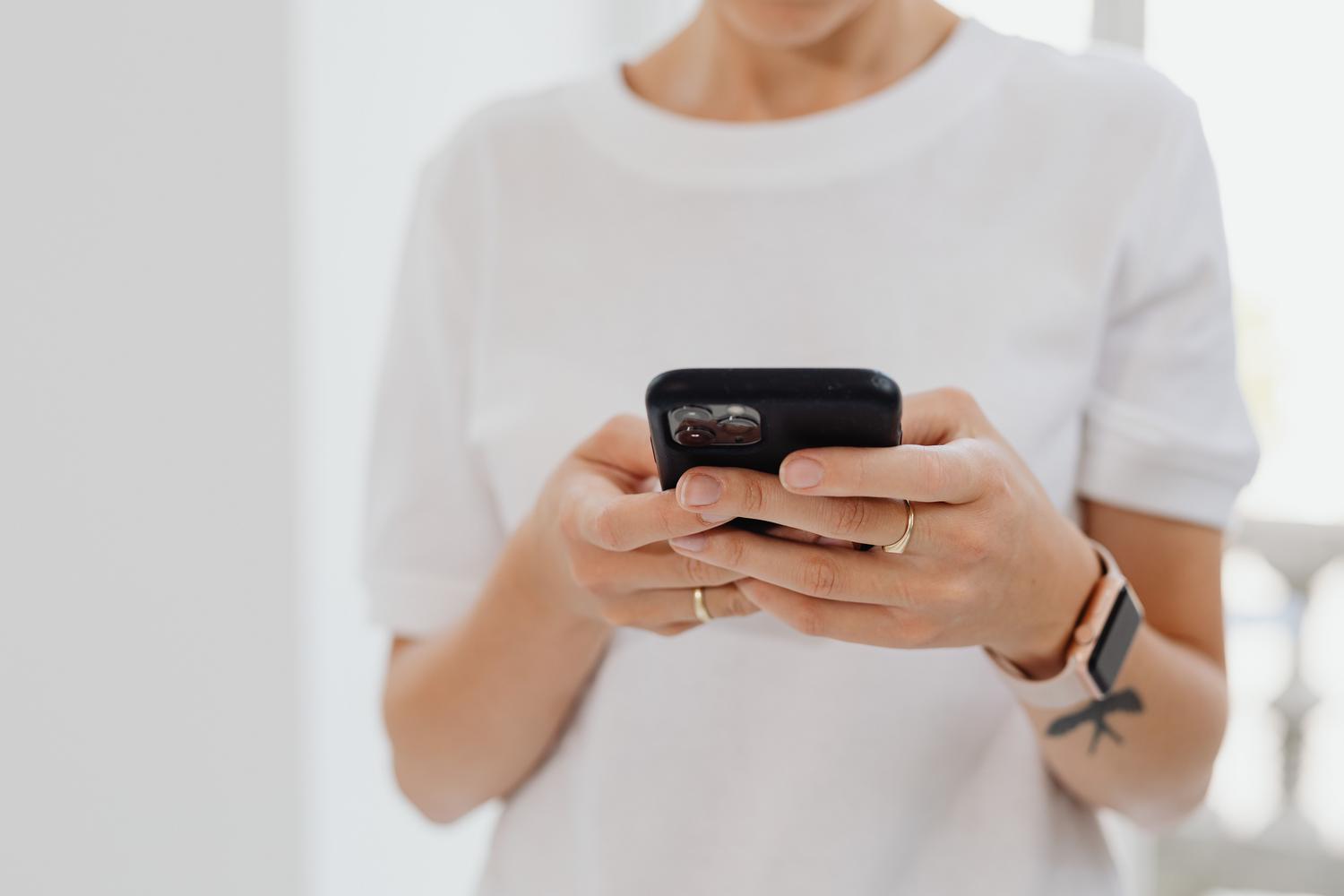 Sieviete savā ikdienā izmanto mobilo tālruni, atspoguļojot personīgās balss integrāciju ikdienas rutīnā. Sieviete savā ikdienā izmanto mobilo tālruni, atspoguļojot personīgās balss integrāciju ikdienas rutīnā.
