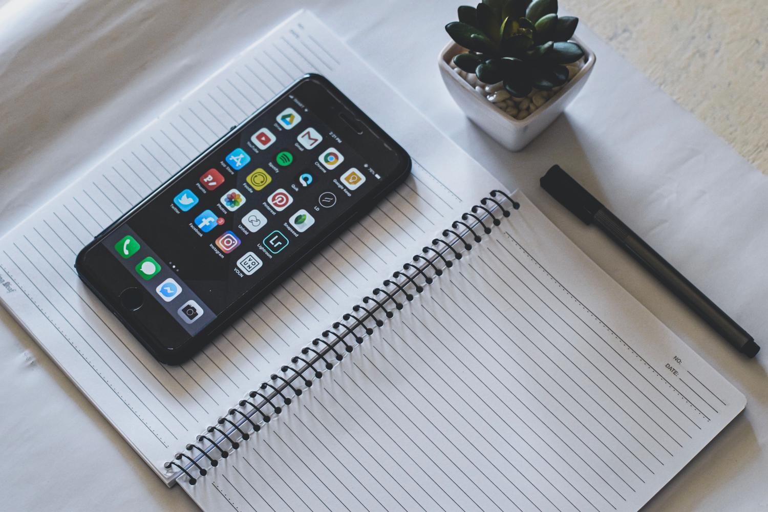 iPhone spirālveida piezīmju grāmatiņas lapā, kas savieno digitālo rakstīšanu ar dokumenta struktūru iPhone spirālveida piezīmju grāmatiņas lapā, kas savieno digitālo rakstīšanu ar dokumenta struktūru