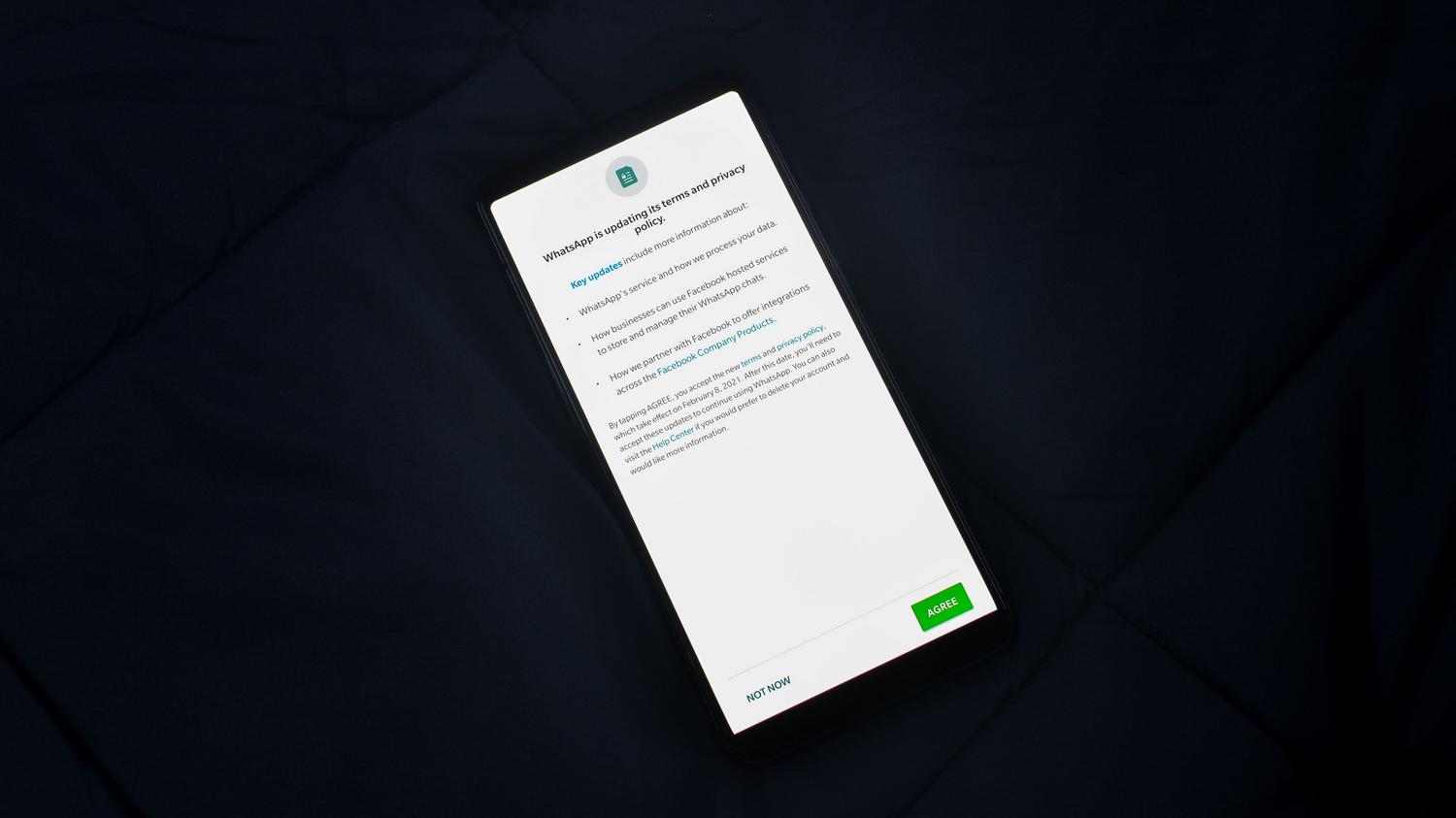 Mobilā ekrāna tuvplāns, kurā redzams līgums par konfidencialitātes politiku, kas ilustrē lietotņu izsekošanas caurspīdīgumu. Mobilā ekrāna tuvplāns, kurā redzams līgums par konfidencialitātes politiku, kas ilustrē lietotņu izsekošanas caurspīdīgumu.