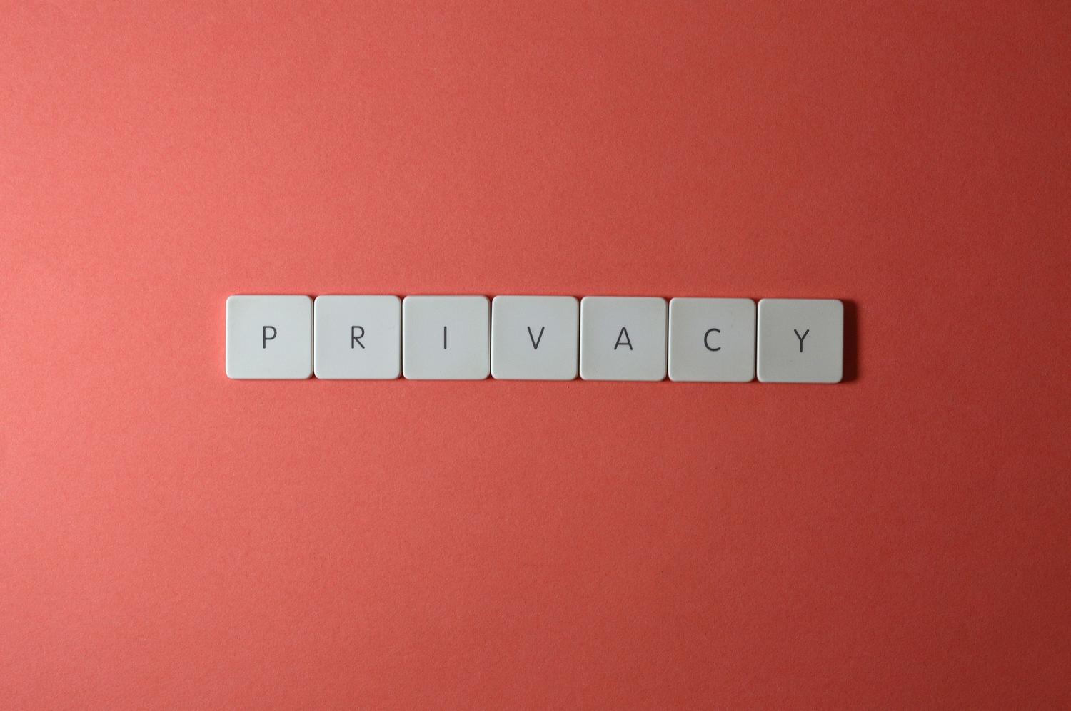 Burti, kas veido vārdu PRIVĀTĪBA uz sarkana fona, kas simbolizē digitālās identitātes aizsardzību. Burti, kas veido vārdu PRIVĀTĪBA uz sarkana fona, kas simbolizē digitālās identitātes aizsardzību.