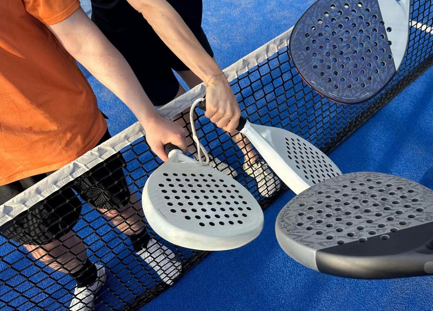 Padel spēlētāji saduras ar savām raketēm kā sportiskuma pazīme. Padel spēlētāji saduras ar savām raketēm kā sportiskuma pazīme.