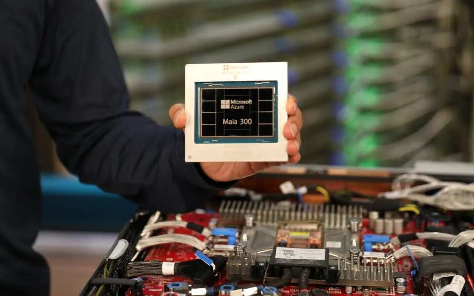Microsoft cenšas samazināt atkarību no Nvidia ar jaunām Maia 300 AI mikroshēmām, pārceļ vairāk AI darba slodzes uzņēmumā