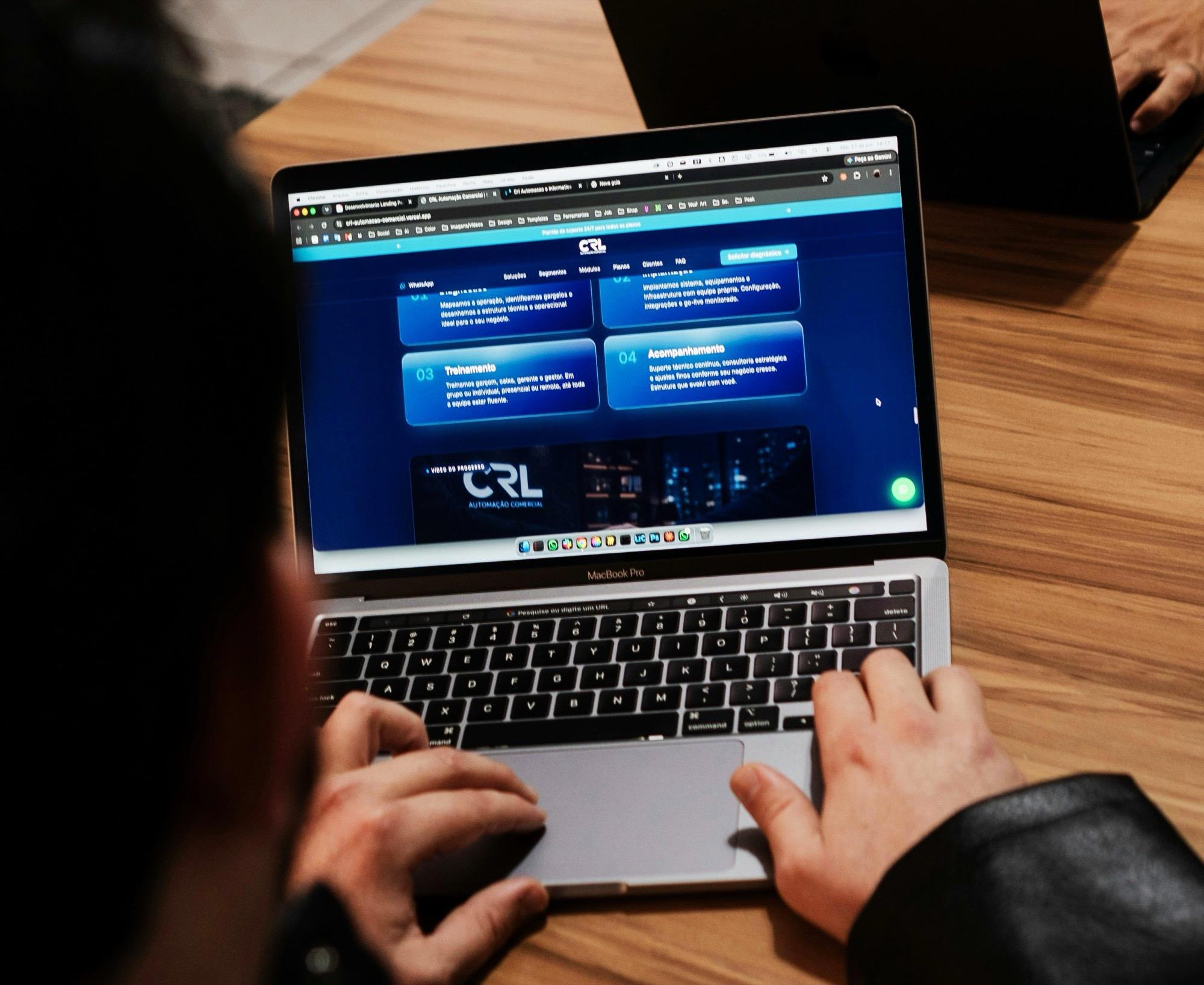 Pieskarieties MacBook Pro ar OLED displeju Pieskarieties MacBook Pro ar OLED displeju