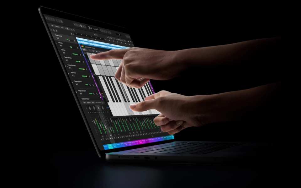 Apple iepazīstina ar pirmo skārienekrāna MacBook Pro, apvēršot gadu desmitiem ilgušo pretestību skārienekrāna klēpjdatoriem: sākot no 2899 USD