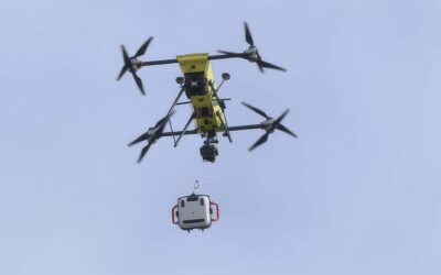 AED drons paceļas debesīs Francijas pilsētā Ruānā