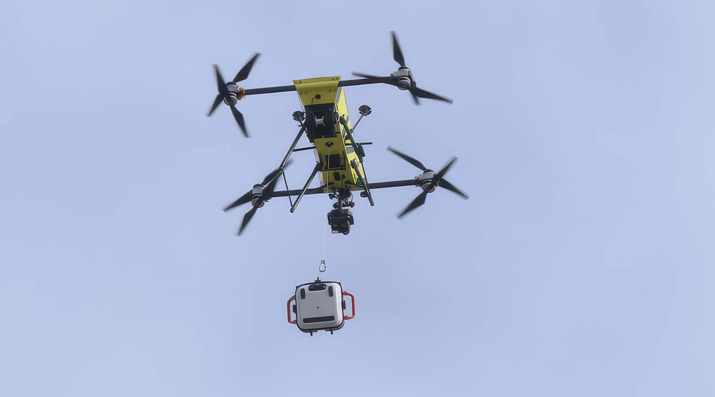 AED drons paceļas debesīs Francijas pilsētā Ruānā