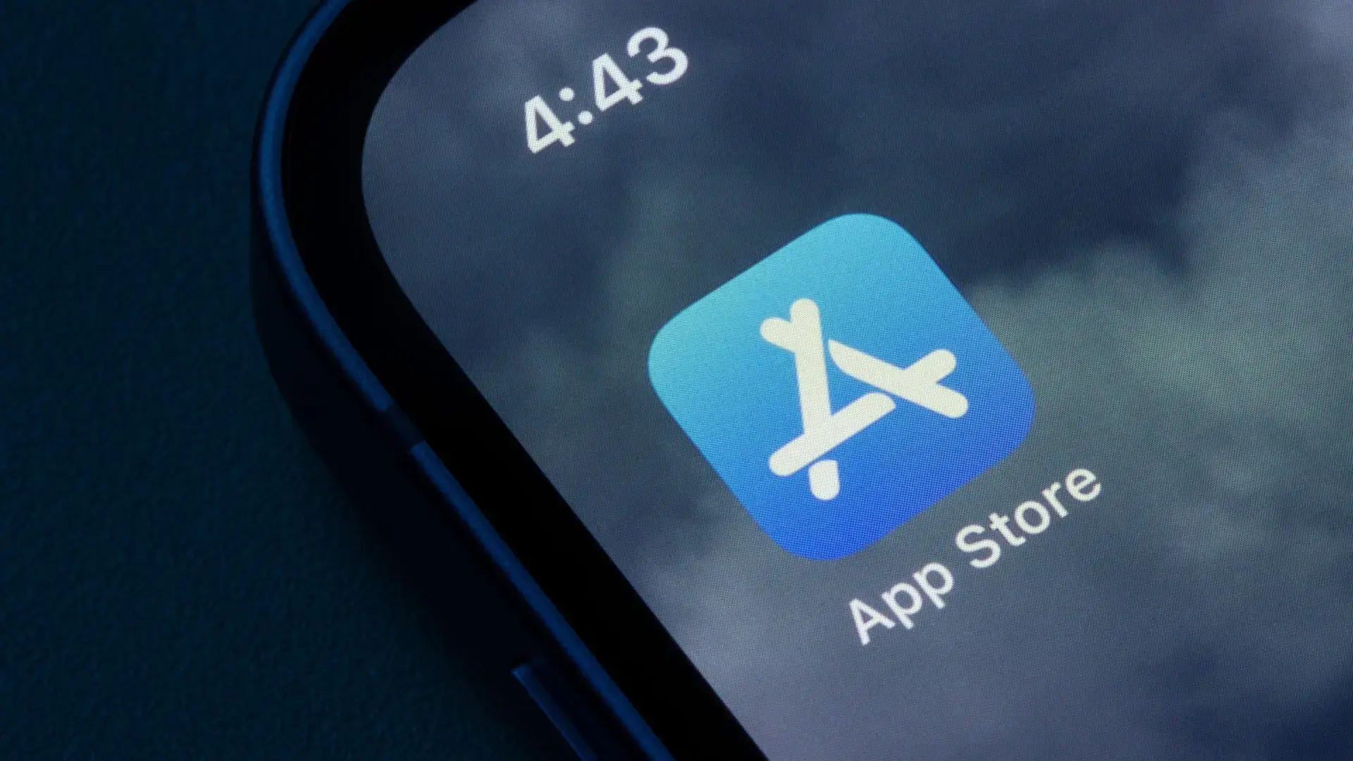 Apple padara stingrākus App Store noteikumus pret AI lietotnēm, kas rada kailuma attēlojumu bez piekrišanas